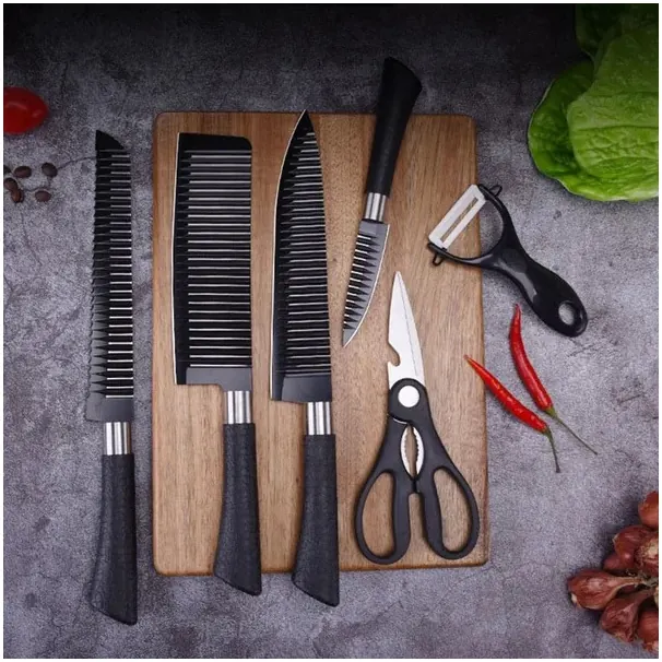 Kit de facas preto com tábua e acessórios de cozinha